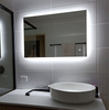 Espejo LED rectangular táctil en el baño