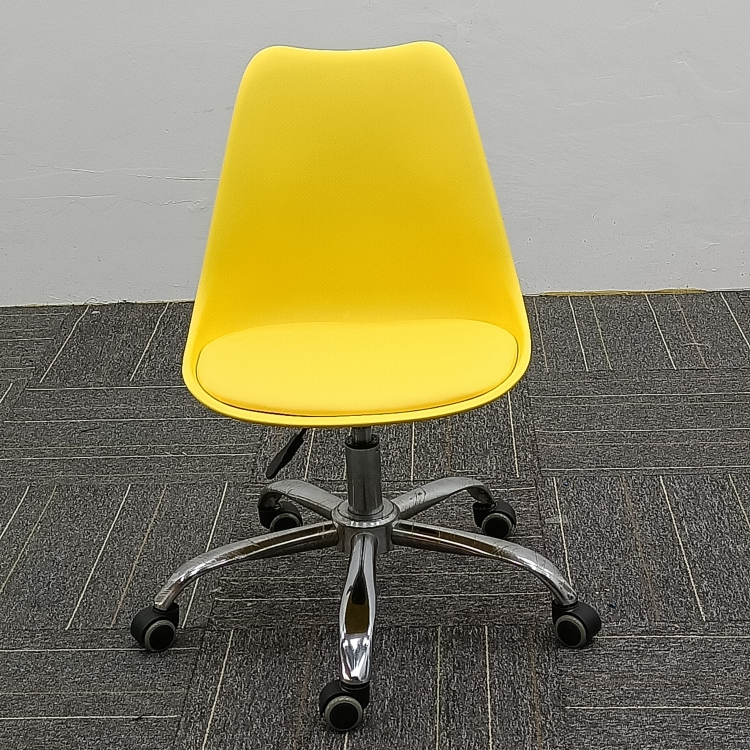 Vista frontal de la silla de tareas