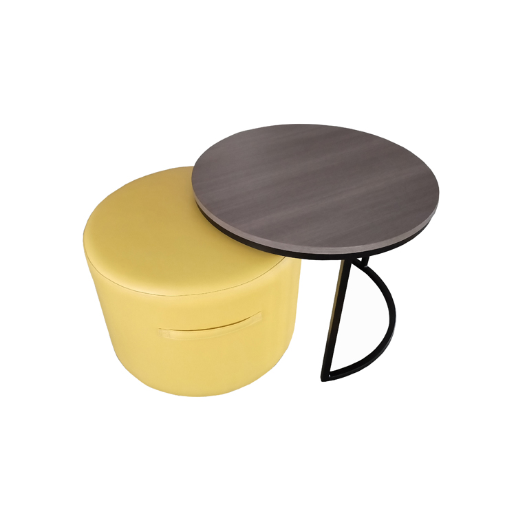 Mesa redonda y otomano