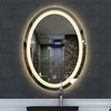 Espejo LED de pie ovalado en hotel
